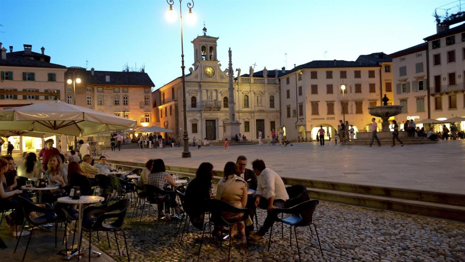 Ampio Trilocale A Udine Centro Apartman Kültér fotó